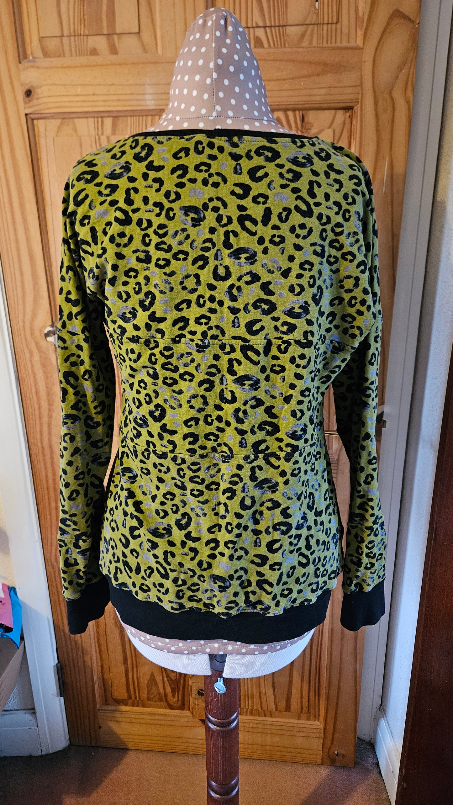 Sample Astrid Jumper in Green and Black Leopard Print Sweatshirt - Size 16
