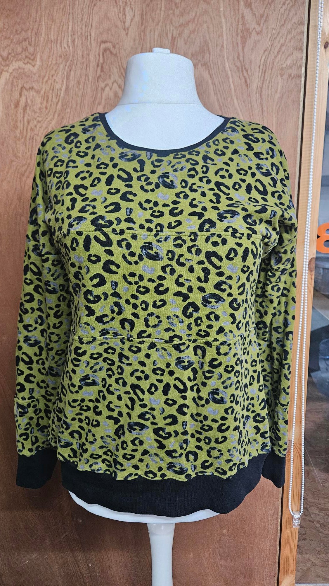 Sample Astrid Jumper in Green and Black Leopard Print Sweatshirt - Size 16