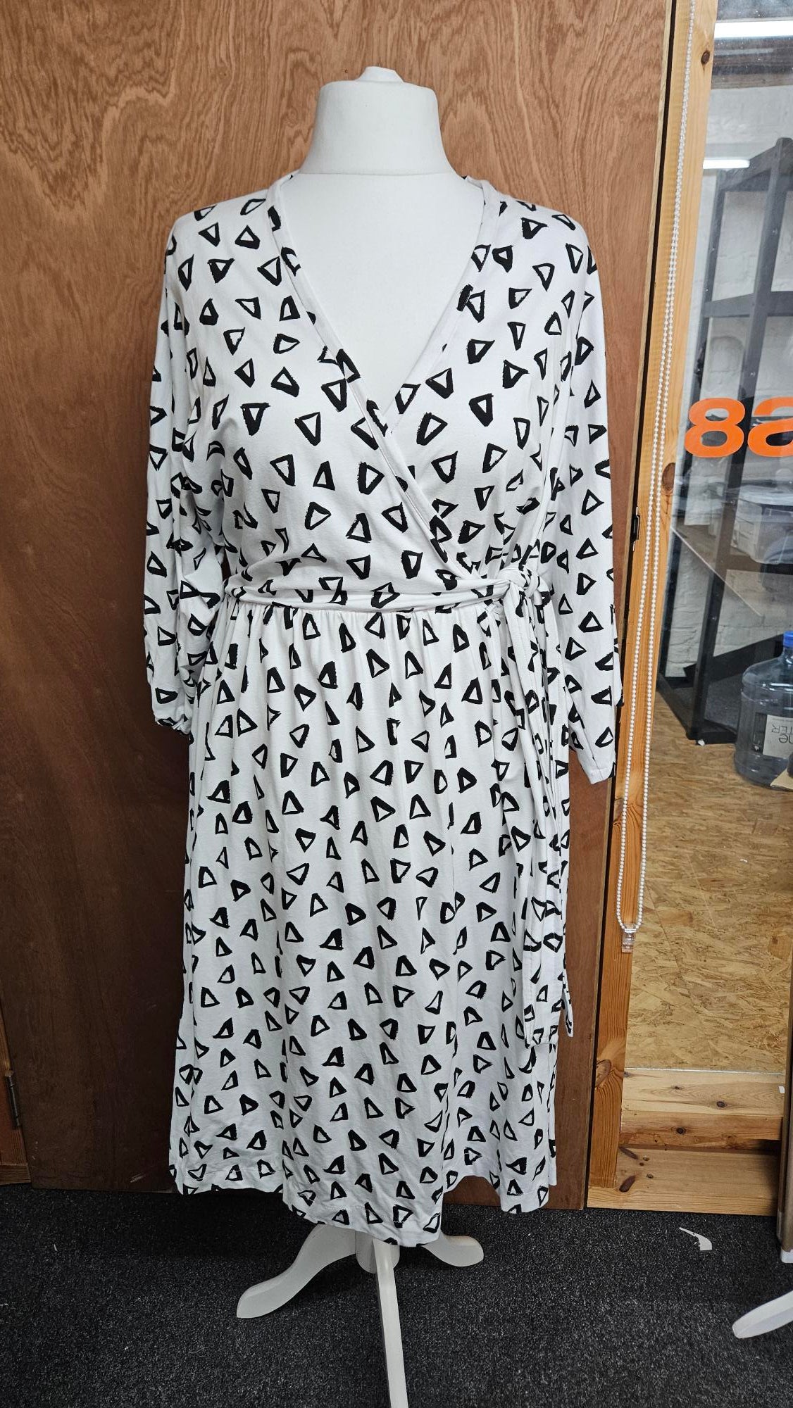 Sample Margot Dress in White and Black Triangle Print Jersey - Size 16