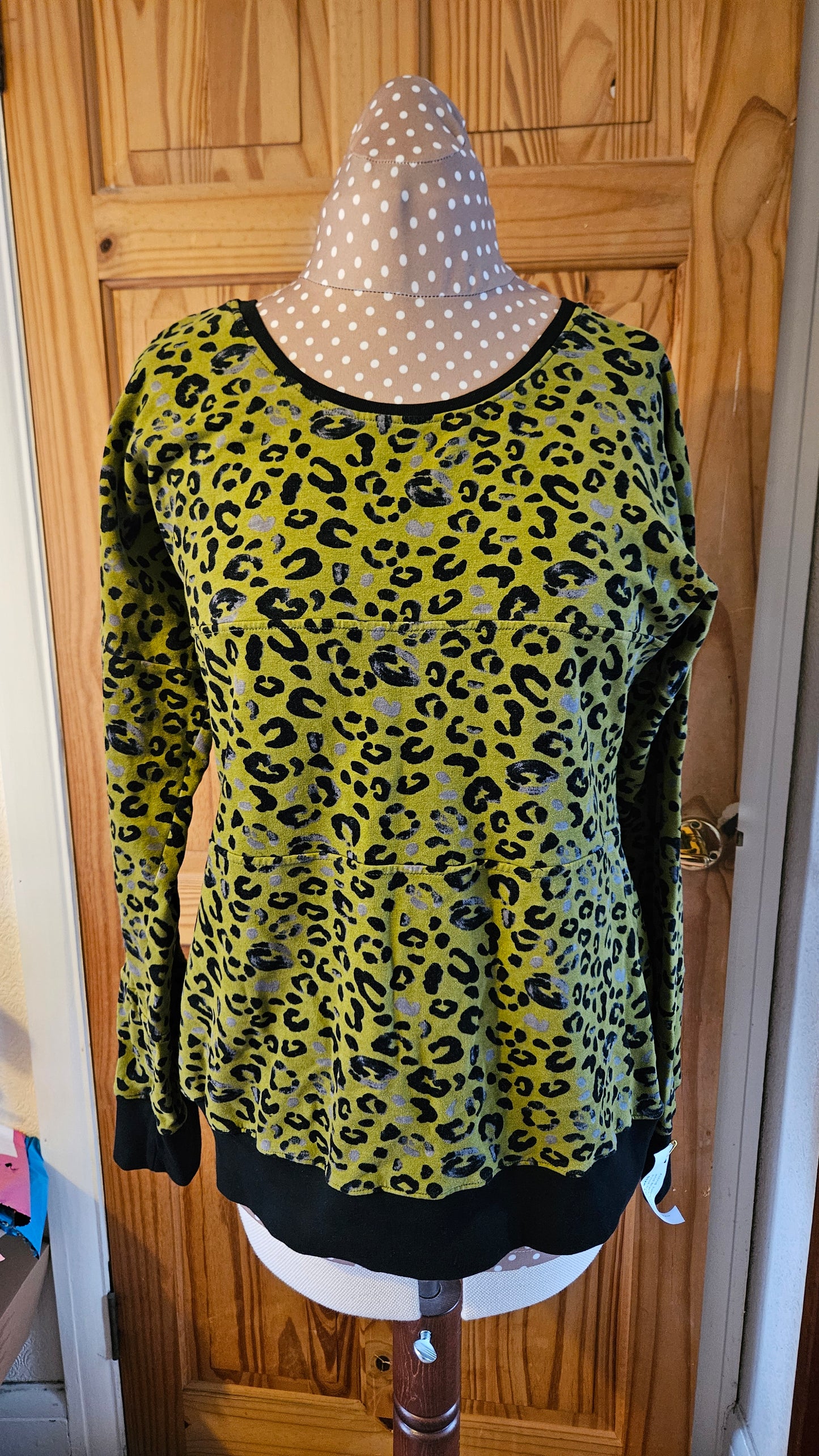 Sample Astrid Jumper in Green and Black Leopard Print Sweatshirt - Size 16